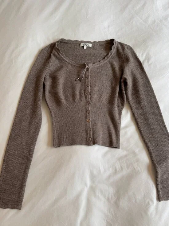 Mirror palais brown cardigan with scalloped trim and buttons - Picture 2 of 4